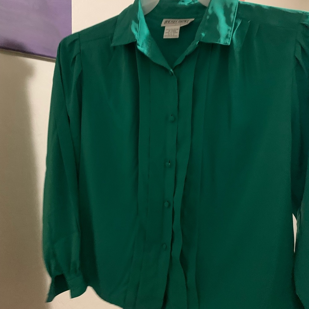 Green button up polyester blouse. Polyester lined buttons. Fits like MP.